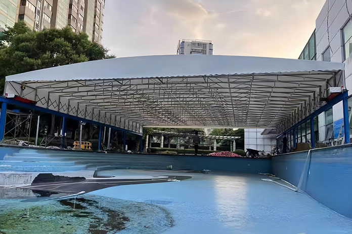 金銀灣游泳池電動(dòng)伸縮雨棚